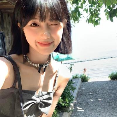 第四步：沙僧俯身靠近，伸手触碰铁扇公主的脸颊